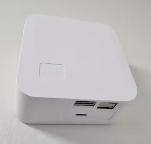 ServiceOne AirWits PM -sisäilmamittari, valkoinen pieni laite pöydällä