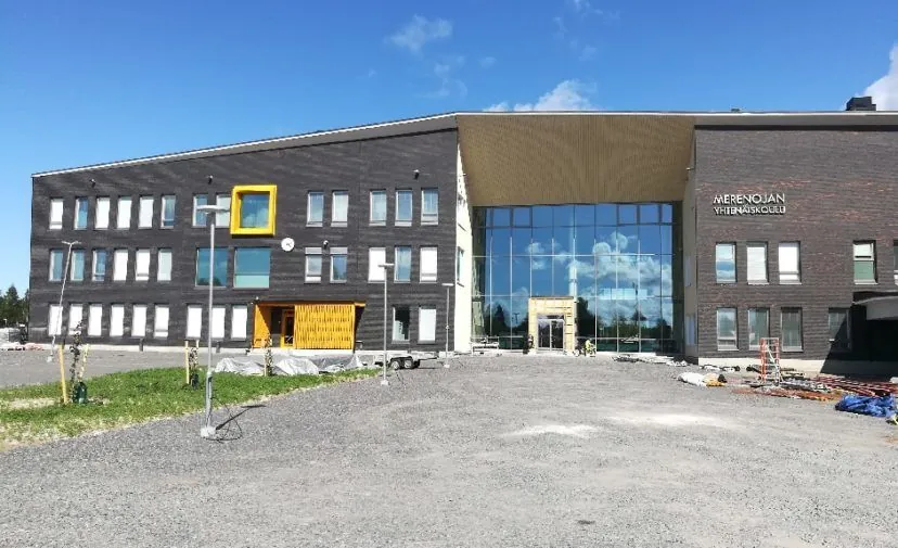Valmistuva koulurakennus Oulussa, loppusiivouskohde