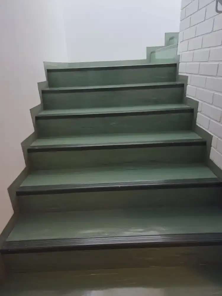 Lattia peruspesun ja uuden vahauksen jälkeen